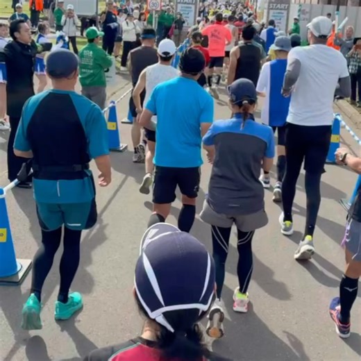 かっし on Instagram: "とりあえず、無事に完走💪 やっぱり、腰痛が完全に完治してなかったかぁ〜！フルマラソンを舐めたらいかんですね🤭ぷぅ！・・・・・・まぁ、いいかぁ😊でも網走マラソンは、エイドも充実してるしスタッフやボランティアさんも良くて、メチャクチャ楽しい42.195kmでした。🙌 あと、たくさんの知人も参加していてお話が出来て楽しかったです。 よぉ〜し！酒飲んで良く寝て、腰治しますね😁 #オホーツク網走マラソン #マラソン #ランニング #ジョギング #ランスタグラム #走る #走れることに感謝 #nike #running"