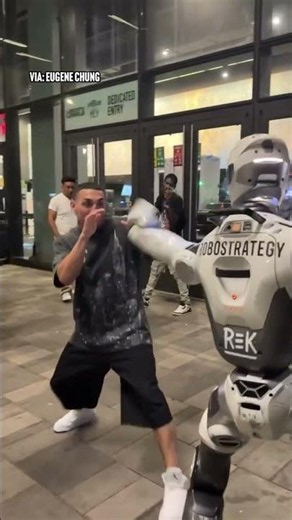 Teofimo Lopez squared up with a robot 😳🤖