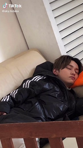 スカイチ-分割スクリーンで燃える新曲THE FIRSTのテーマソングの変身動画