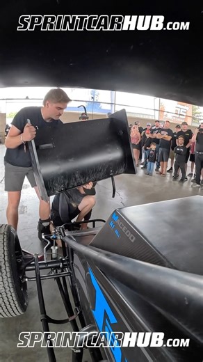 @cole_macedo21 and the Tarlton 21 team didn’t screw around with the nose wing change at the Pit Crew Challenge at @silverdollarspeedway #sprintcarhub | Sprint Car Hub