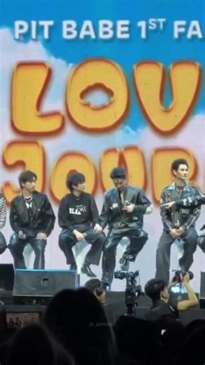 Their reaction watch sailub and pon holding hand 🤣 #thana_pon #spy_v #ponthanapon #sailubhemmawich #pavelphoom #ppoohkt #garfinpkk #benzalert_np #supanut_l #pitbabe1stfanmeet #sailubpon #poohpavel #garfieldbenz #pitbabetheseries #fyp #foryou #raikantopeni