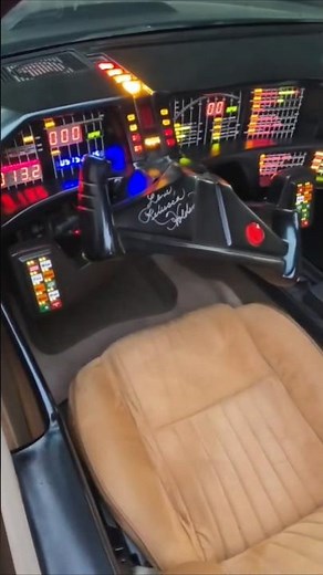 K.I.T.T- El Coche Fantástico" (Knight Rider), basado en un Pontiac Firebird Trans Am