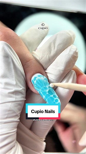 Manichiură de vară: idee cu efect 3D și textură pentru Cupio Nails