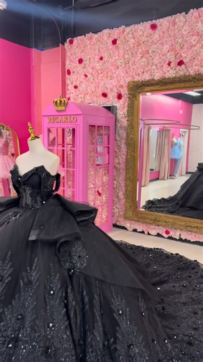Nueva Direccion 🖤 📍:1822 Fredericksburg Rd, San Antonio Texas, ZIP: 78201 . VISÍTANOS y encuentra el Vestido de tus sueños ✨ #saidyestothedress 🥂 . . . RICARLO DRESSES 👗 #fyp #parati #quinceañeras2026 #texas 🖤🖤 | Ricarlo Dresses