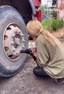 10M views · 75K reactions | Bạn nghĩ sao thợ sửa máy gầm xe tải là một hot girls. | Gara Autotech | Facebook