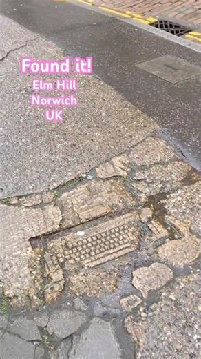 ⌨️ Found it! A Amstrad PC keyboard imprint by Artist Molly Sole