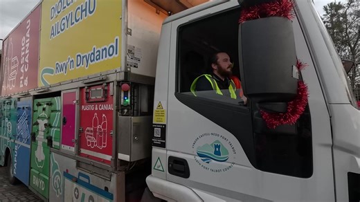 Which types of wrapping paper can be recycled? 🎁 ✅Wrapping paper that passes the 'scrunch test' Which types of wrapping paper and related items can’t be recycled? 🎁 ❎Any wrapping paper with sticky tape and decorations such as ribbons and bows; ❎Foil or glitter-decorated paper https://www.npt.gov.uk/bins-and-recycling/ | Recycle4NPT