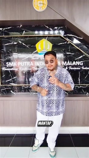 SMK Putra Indonesia Malang on Instagram: "👋 Halo Sobat Si Cepat! SMK PIM telah menghadirkan sosok inspiratif! 👨‍🍳 King Abdi, food vlogger & finalis MasterChef Indonesia, pernah hadir di SMK PIM. 🔥 Berbagi cerita perjuangan 🔥 Menyuntikkan motivasi 🔥 Mengajak murid berani bermimpi besar Dari dapur hingga panggung prestasi, bukti bahwa konsistensi dan keberanian bisa membuka jalan sukses. Terima kasih atas inspirasinya, Chef! SMK PIM siap melahirkan generasi hebat berikutnya 💪✨"