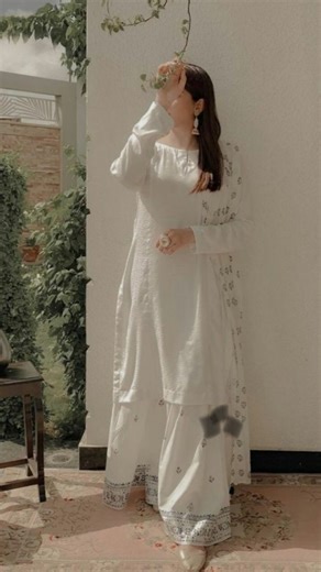 AAYUSHI SHARMA on Instagram: "1997년 개봉한 영화 Titanic은 잭과 로즈의 운명적인 사랑을 통해 비극 속에서도 오래 남는 감정의 깊이를 보여주는 작품입니다. 화려한 연출보다 인물의 감정에 더 집중한 제임스 카메론 감독의 스타일은 지금 다시 봐도 묘하게 가슴을 울리죠. 배가 침몰하는 장면이 아닌, 두 사람이 서로를 바라보던 순간들이 더 강하게 기억에 남는 영화이기도 합니다. 이 감정을 완성해주는 곡이 바로 셀린 디온의 *“My Heart Will Go On”*입니다. 처음 들으면 잔잔한데, 어느 순간 자연스럽게 가슴이 벅차오르는 느낌을 줍니다. 특히 후반부의 고조되는 보컬은 영화 속 잭과 로즈의 마지막 장면과 겹쳐지면서 괜히 마음이 서늘해지기도 하고요. 많은 분들이 “이 노래가 나오면 왜 그 장면이 자동으로 떠오르는지 모르겠다”고 말하는데, 그만큼 영화와 음악이 자연스럽게 얽혀 있는 곡입니다. 1998년 아카데미 주제가상을 비롯해 여러 상을 휩쓴 건 단지