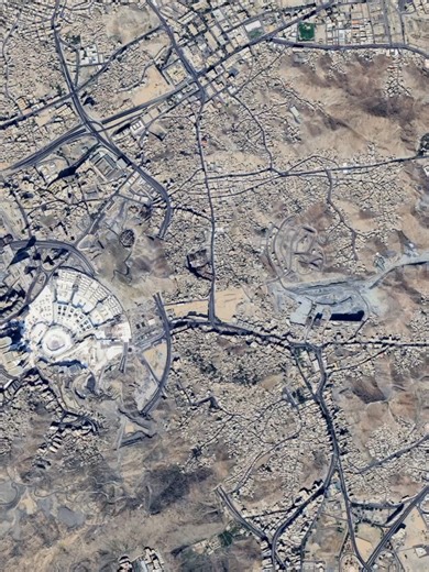 ثنية كداء التي دخل منها النبي صلى الله عليه وسلم مكة حاجا في حجة الوداع وهي قرب مقبرة المعلاة حيث يوجد قبر السيدة خديجة وأبناء النبي صلى الله عليه وسلم القاسم الذي كان يكنى به وعبد الله رضي الله عنهم #fyp