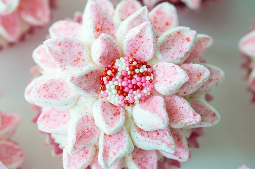 POINSETTIA CUPCAKES, so easy, so fun!! Before you know it, you'll be singing "White Christmas"! For the full tutorial click here: http://thecafesucrefarine.com/2016/10/the-easy-way-to-decorate-beautiful-cupcakes/ | The Café Sucre Farine