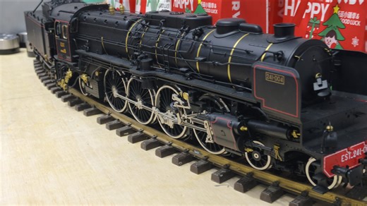在工作室看到大比例细节不错的欧洲蒸汽机车模型～轨道交通火车迷Steamlocomotive火车头机辆模式列车railfan～
