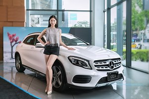 KEYLESS-GO 『 HANDS-FREE介紹 』👈🏻 ‼️滿足你日常駕馭生活的最高舒適度：有了 KEYLESS-GO 套件，你只要將鑰匙帶在身上，就能直接將車輛開啟、啟動及上鎖。HANDS-FREE 行李廂蓋感應啟閉 功能提供免接觸式全自動的尾門啟閉。 ‼️靠著 HANDS-FREE 行李廂蓋感應啟閉，此套件也增添了另一項舒適功能：如此能全自動開啟及關閉行李廂蓋 ─ 只要在後保險桿的偵測範圍內用腳踢一下即可。如果你提著很多購物袋而無法用手開啟時，這項功能就格外實用。 ⭕️ 德冠賓士提供 GLA180 升級選配 Keyless-Go套件(售價$29,000)，讓您能免動手開後車廂蓋、免鑰匙車門解鎖及引擎啟動功能。 歡迎貴賓蒞臨德冠賓士品味鑑賞: 高雄市左營區博愛三路55號 (漢神巨蛋旁200公尺) ☎️ 0800-826-158 | 台灣賓士授權經銷商-德冠賓士