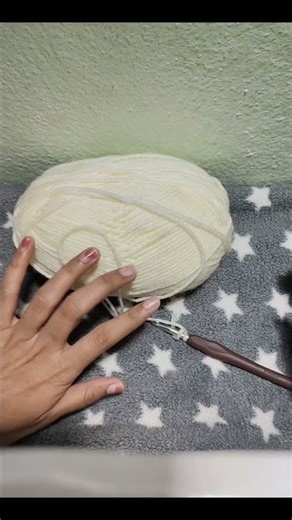 How to Hold Yarn for Crochet | Easy Beginner Tutorial#crochet #crochetbeginners