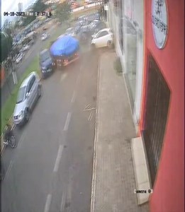 11K views · 179 reactions | VÍDEO: Caminhão F-4000 perde o freio e atinge vários veículos em Catalão O acidente ocorreu na tarde desta terça-feira,18, sete veículos foram danificados. No acidente, duas pessoas que estavam no caminhão F-4000 sofreram ferientos leves. | Carnivorous Plants | Facebook