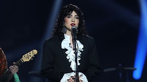 Andrea Guasch brilla con luz propia como The Bangles con ‘Eternal flame’