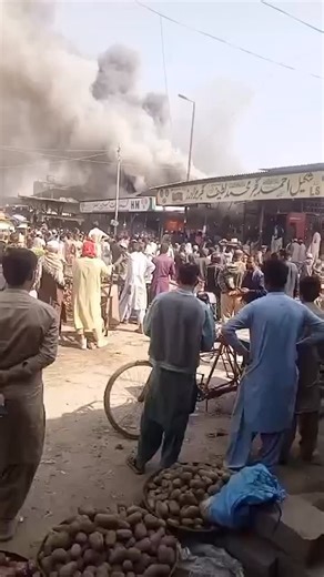 A massive fire broke out today at Karachi’s New Sabzi Mandi, engulfing several shops. The KMC fire brigade and rescue teams rushed to control the blaze. Thankfully, no injuries have been reported so far. #KarachiFire #NewSabziMandi #BreakingNews #KarachiUpdates | MERA FM