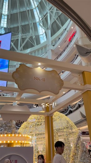 Your last-minute Christmas edit starts here ✨ Stroll through Centre Court for holiday treats, captivating scents and gift-worthy finds — curated for everyone on your list. 🎁 ✨ Make it extra special with Suria KLCC Shopping e-Vouchers and enjoy an additional RM100 in Shopping e-Vouchers when you purchase them online. Click the link in bio for more details. #SuriaKLCCMall #KLCC #ChristmaswithSuriaKLCC #Christmas | Suria KLCC