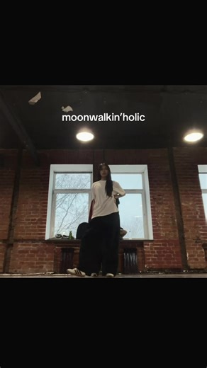 Mastering the Moonwalk Dance in Just 20 Minutes