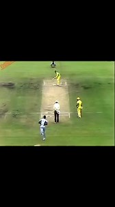 Dennis Lillee of Australia hits a 6 against Joel Garner during the World Series Cricket 1981-82 | Fenomeno