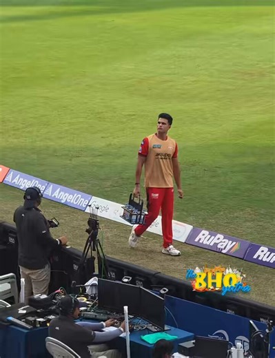 Arjun Tendulkar could have easily lived a luxurious life on his father Sachin Tendulkar’s name and money, just like his sister Sara Tendulkar. He could have done anything he wanted using his family’s status.But instead, he chose hard work and a tough path. Even after not getting a chance in the Lucknow Super Giants playing XI, he is still supporting the team, carrying drinks for players without any complaints, and continuing to work hard behind the scenes.🫡❤️Respect for Arjun Tendulkar.🙌