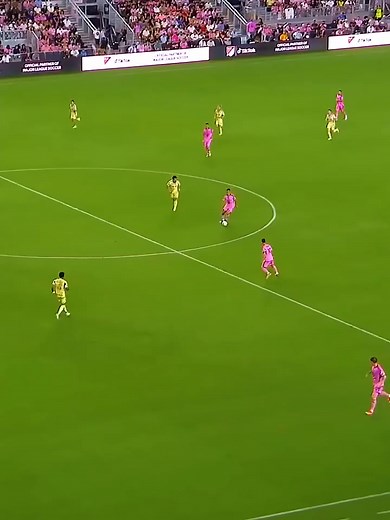 1.7M views · 78K reactions | Messi's passing skill too unpredictable 彩 #messi | It's Football | Facebook