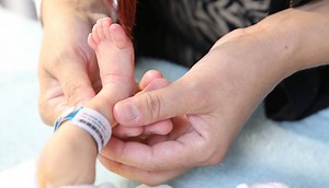 Pères refusés en salle d'accouchement, femmes enceintes contaminées par le coronavirus, césarienne imposée pour les cas les plus graves : en Alsace, comment s'organisent les maternités à l’épreuve du Covid-19 ? Notre dossier ➡️ https://c.lalsace.fr/edition-mulhouse-thann/2020/03/26/accoucher-en-temps-de-crise | Journal L'Alsace