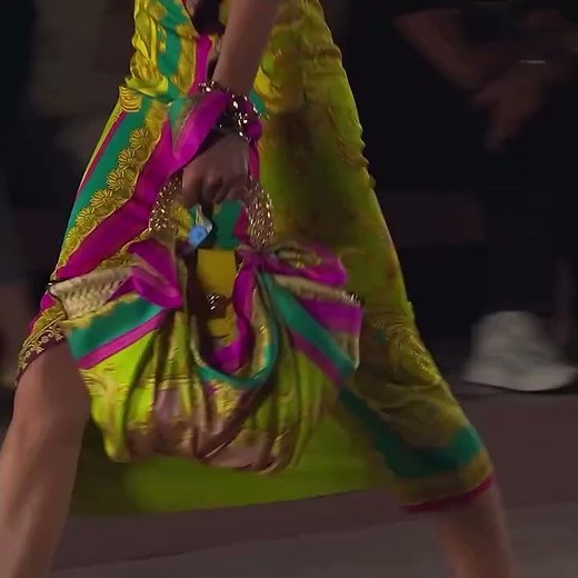 Stella Maxwell for Versace Spring/Summer 2022 FashionShow #runway #catwalktour #fashiondesigner