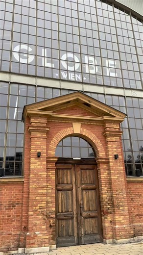 1K views · 148 reactions | Nach 113 Jahren hat das Kabarett Simpl seinen ersten Preis bekommen! Den österreichischen Kabarettpreis in der Kategorie Sonderpreis und wir könnten nicht stolzer sein! Das Ensemble und das gesamte Team hinter der Bühne bedankt sich von Herzen! Auch ein riesen Dank an unseren Laudator Oliver Baier. . Hier sind ein paar Eindrücke von der Veranstaltung im @globewien Die ganze Verleihung könnt ihr am 19.Dezember auf ORF1 ansehen! | Kabarett Simpl | Facebook