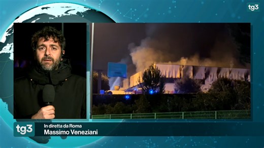 4.2K views · 71 reactions | Roma, brucia ancora la discarica di Malagrotta Vigili del Fuoco al lavoro per spegnere il vasto incendio scoppiato nell'impianto di trattamento dei rifiuti di Malagrotta a Roma. L'inviato Massimo Veneziani per il Tg3 delle 19 del 24 dicembre 2023 | Tg3 | Facebook