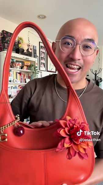 What’s in my Bag of the Day? First off my bag of the day is my Vintage Coach Pocket Zip Ergo 9033 Bag in the color tangerine 🍊🧡 I absolutely love the 9033 bags (if you didn’t already know 😅) This bag is so versatile and sits comfortable on my shoulder. I’m obsessed with the outer pocket for easy access to whatever I have in there. Another plus side is that it fits so much! I cannot talk highly enough about this bag. However, I do not need all the colors I currently have so I’m parting with a 