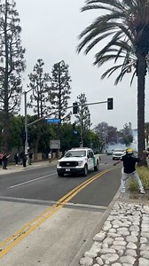 561K views · 7.9K reactions | #ULTIMAHORA| ¡California en caos!Protesta anti-ICE en Paramount, California, se intensifica: vehículos de la Patrulla Fronteriza y autos son atacados por manifestantes. Desde las primeras horas de hoy, California amaneció con redadas para capturar inmigrantes. Latinos y estadounidenses han salido a protestar y protegerlos.  | City Reynosa | Facebook