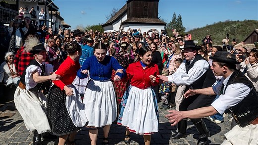 Video. Hungarian Easter tradition sees women doused with water in Hollókő