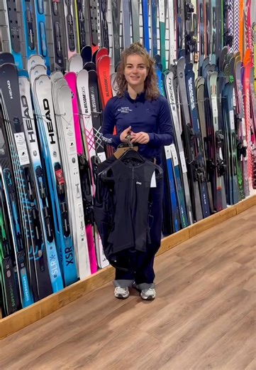 De beste bodyprotector? Die vergeet je zodra je ‘m aan hebt. In onze winkel kun je verschillende bodyprotectors passen, vergelijken en voelen. Wij skiën & snowboarden er zelf ook mee en weten waar je op moet letten. 👉 Kom langs en ervaar het verschil. #rugprotector #bodyprotector #rugbeschermer #wintersport #ski #snowboard #snowboard #snowboarding | Sporthuis A.P. van der Feer