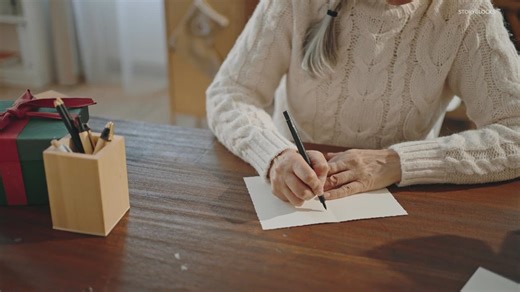 Guide to writing holiday cards — to add an apostrophe or not? That is the question.