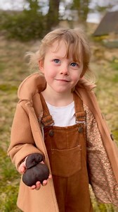 Sybbie 👧🏼 The Foraging Princess 👑 recently found some funky fungi called King Alfred’s Cake with her brother, but she thinks they should be called something else! 🧒🏼👑 🆔 Daldinia concentrica, King Alfred’s Cake 🎂 #nature #foraging #mushrooms #mushroomhunting #mushroomforaging #kingalfred #fungi | The Grizzly Forager