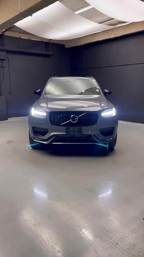 Explore the Thunder Grey Volvo XC90 SUV