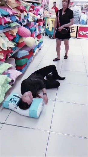 Khi bạn đi lựa gối! Và phải kiểm tra 😆😆😆 trc khi mua