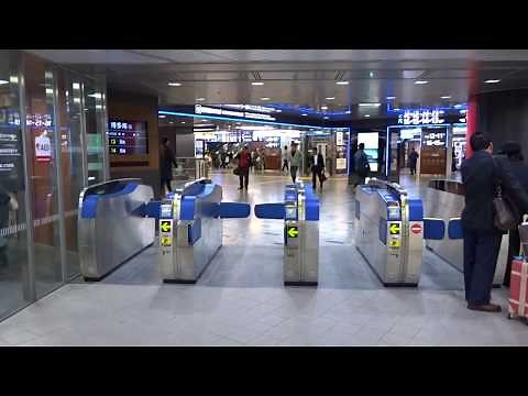 博多駅の新幹線中央乗換口の改札口の風景