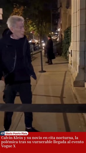 El diseñador y empresario Calvin Klein (82) y su novio, Kevin Baker, asistieron a una elegante cita nocturna con motivo del evento Vogue x Steven Klein. Sin embargo, su llegada a un local nocturno se vio afectada por un incidente que generó controversia en las redes sociales. A su llegada, Calvin Klein se mostró visiblemente inestable, con dificultades para sostenerse y un momento de aparente inestabilidad que podría atribuirse a su estado de salud o a los flashes de los paparazzi. El momento cr