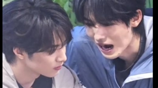 【文轩】感谢真情侣提供的新型调情方式，亚轩靠近耀文耳边，耀文紧急捂麦，结果只是“嗷呜”一口，逗刘小狗简直不要太可爱