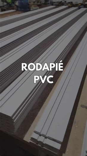 Te presentamos esta opción rodapiés de PVC, son la solución ideal para proteger y decorar tus espacios de forma rápida y sencilla. ¡Son fáciles de instalar, súper resistentes, aportan estilo y también económicos! Además son versátiles, combinan con cualquier estilo. 👷 Somos fabricantes por lo que también vendemos al mayor; y adicionalmente puedes personalizar tu pedido en cuanto a colores y acabados. Nuestros productos y precios son los siguientes: Rodapié PVCF Blanco Crudo (2.4mt x 10cm): $7.5