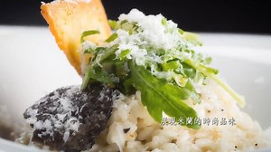 【舌尖上的晶華】系列 No.28 美食出爐 來Robin's除了大口吃肉，松露燉飯提供給您另一個優雅的用餐選擇! 延續經典義大利風格，主廚選用義大利進口白米，加入熬煮多時的雞高湯，燉煮約20分鐘，期間加入奶油、帕瑪森起士及重點食材-松露，起鍋前淋上些許鮮奶油，盛盤時豪邁的刨上新鮮松露片、妝點些許芝麻葉，最後再放上香氣十足的起士餅碎末，Robin's的松露燉飯，米粒光澤飽滿，口感濃郁，香氣逼人，讓人回味再三 ☺ 【Taste of Regent】Other than premium steak and wine selection, Robin's also serves one of the best risottos in town! Adapting traditional Italian recipe, chef of Robin's selects the finest short grain rice, stews together with slow cooked clear broth, butter, Parmasen cheese, truffle biscuit, 