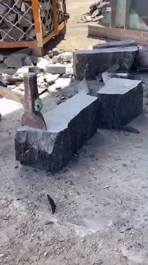 good ol fashioned rock splitting.. what could be better #YasClean #FindYourCore #hammer #hammertime #rock #hammers