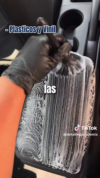 Cómo usar APC en detailing Conocer los productos que utilizás es fundamental cuando trabajás vehículos de clientes. Una concentración incorrecta puede afectar algunas superficies, por eso siempre conviene entender las diluciones y seguir las indicaciones del fabricante. Ese conocimiento también forma parte de trabajar profesionalmente. Si querés emprender un negocio de car detailing y aprender desde cero, capacitate en línea con nosotros con nuestro curso para principiantes. Escribeme al enlace 