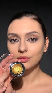 Maquillaje Gold. Aprende cómo hacer maquillajes Gold y de otros tipos con nuestros cursos de maquillaje en línea escríbenos para más información.#maquillajegold #maquillajegoldenrose #theartmakeup #cursodemaquillaje #tutorialdemaquillaje | The art Makeup