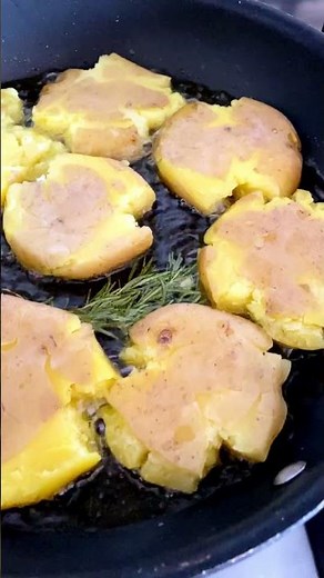 Patate schiacciate in padella