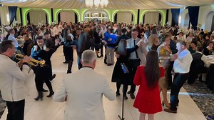 Veselie multă la Grădina Mariajelor❤️ trăiască cine joacă, cine cântă și cine ascultă!🤗🙏 | Formatia AxA