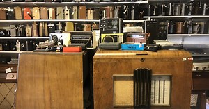 Une collection singulière de vespas et vieilles radios au Victor's Museum