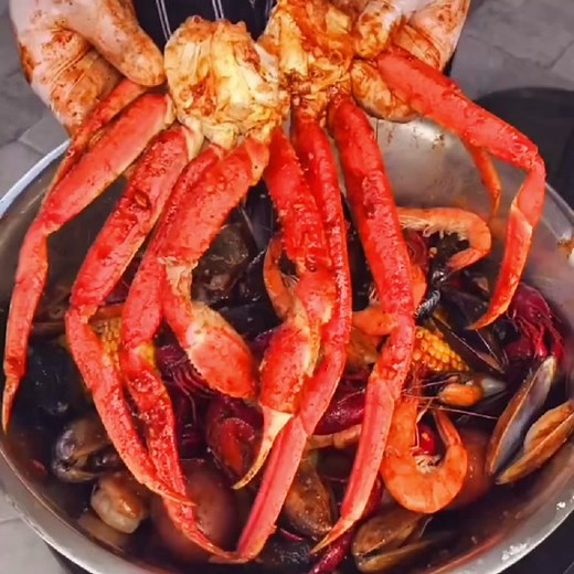 The Juicy Crab Decatur is bringing its famous “Juicy Special” to Decatur with a brand-new cloud kitchen concept. We are excited to partner with Decatur Food Hub to open our second location of cloud kitchen to the Decatur community. Starting today, you’ll be able to enjoy all your favorite crab, shrimp, and lobster seafood boils and fried baskets from the comfort of your own home. While The Juicy Crab Decatur won’t have a physical restaurant space, we are offering pick-up and delivery options (Do